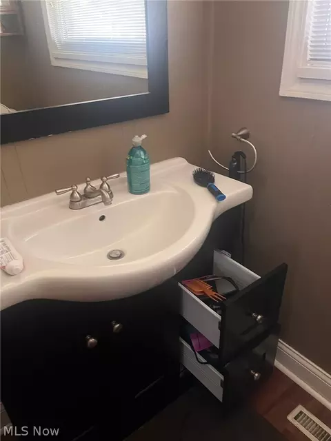 Bath - 1000 Beacon St, Springfield, OH 45505 photo 2 of 2