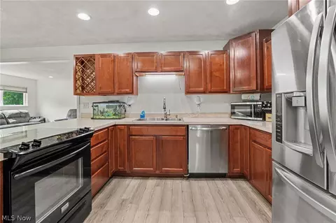Kitchen - 1313 E 29 St, Ashtabula, OH 44004 photo 2 of 3