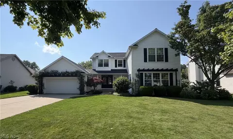 907 Glenview Dr, Huron, OH 44839