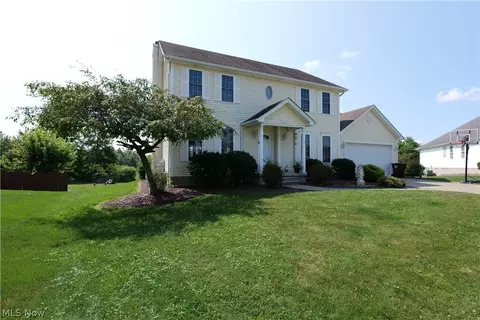 5295 Sycamore Hill Dr, New Middletown, OH 44442