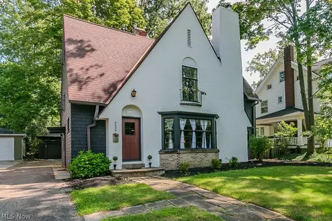 2235 Delaware Dr, Cleveland Heights, OH 44106