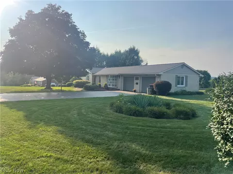 49261 S Park Cir, East Liverpool, OH 43920