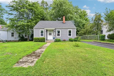 37531 Willow Dr, Eastlake, OH 44095