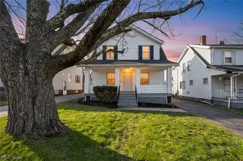 13620 S Parkway Dr, Garfield Heights, OH 44105