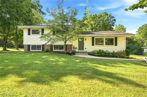 18082 Kenston Lake Dr, Chagrin Falls, OH 44023