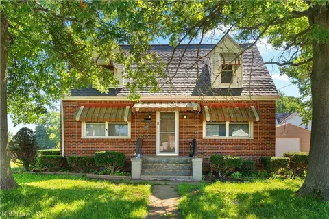 267 26th St NW, Barberton, OH 44203
