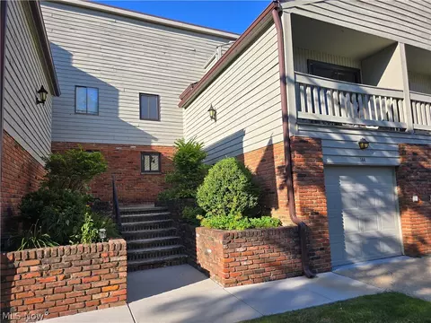 144 Kimrose Ln, Broadview Heights, OH 44147