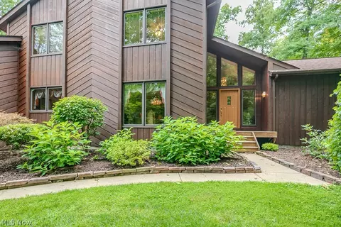 9731 Riverwood Ln, Auburn, OH 44023