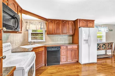 Kitchen - 426 E Mohawk Dr, Malvern, OH 44644 photo 1 of 2