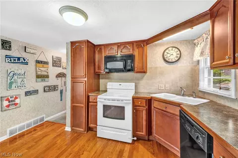 Kitchen - 426 E Mohawk Dr, Malvern, OH 44644 photo 2 of 2