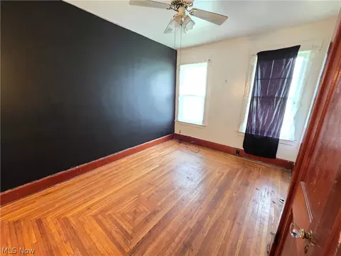 Bedroom - 1801 W Prospect Rd, Ashtabula, OH 44004 photo 4 of 5