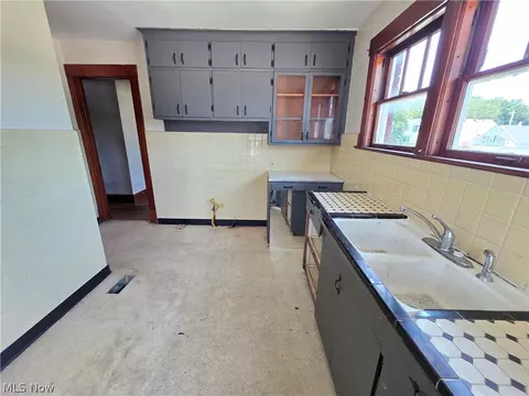 Kitchen - 1801 W Prospect Rd, Ashtabula, OH 44004 photo 2 of 2