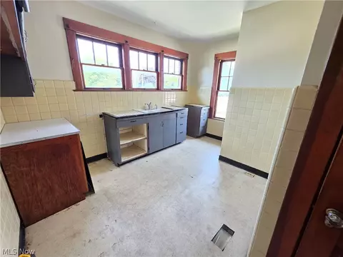 Kitchen - 1801 W Prospect Rd, Ashtabula, OH 44004 photo 1 of 2