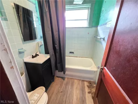 Bath - 1801 W Prospect Rd, Ashtabula, OH 44004 photo 1 of 2