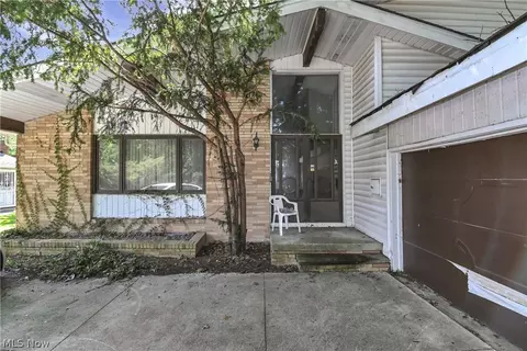5392 Meadow Wood Blvd, Lyndhurst, OH 44124