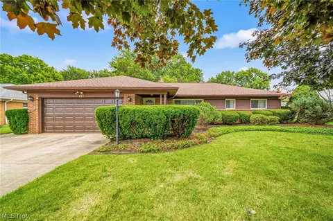 871 Cranbrook Dr, Highland Heights, OH 44143