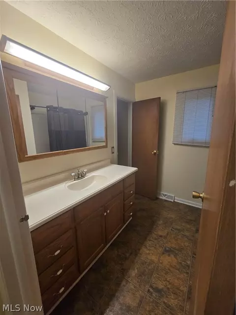 Bath - 8218 Comet Ct, Mentor, OH 44060 photo 2 of 3