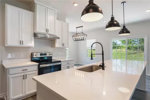 2293 Monaco St NW, Uniontown, OH 44685