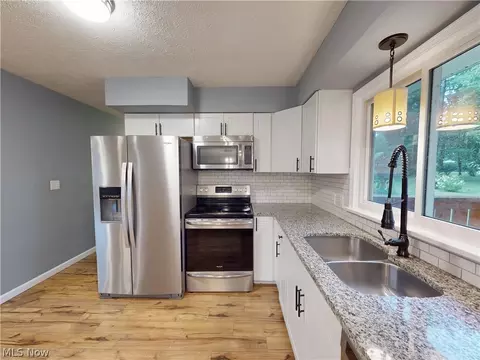 Kitchen - 2922 Cliffside Dr, Copley, OH 44321 photo 2 of 4