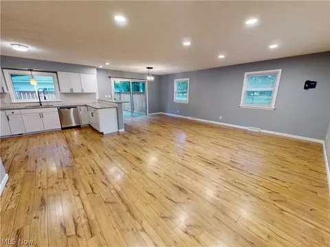 Living - 2922 Cliffside Dr, Copley, OH 44321 photo 3 of 4