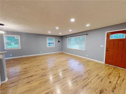 Living - 2922 Cliffside Dr, Copley, OH 44321 photo 2 of 4