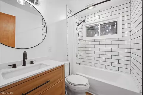 Bath - 6955 Colleen Dr, Youngstown, OH 44512 photo 1 of 2