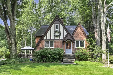 4584 Martin Dr, North Olmsted, OH 44070