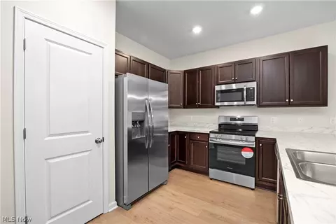 Kitchen - 509 Eldemire Ln, Elyria, OH 44035 photo 4 of 4