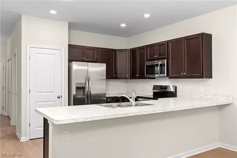 Kitchen - 509 Eldemire Ln, Elyria, OH 44035 photo 2 of 4