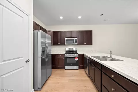 Kitchen - 509 Eldemire Ln, Elyria, OH 44035 photo 3 of 4