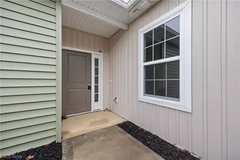 Entry Way - 509 Eldemire Ln, Elyria, OH 44035 photo 3 of 3