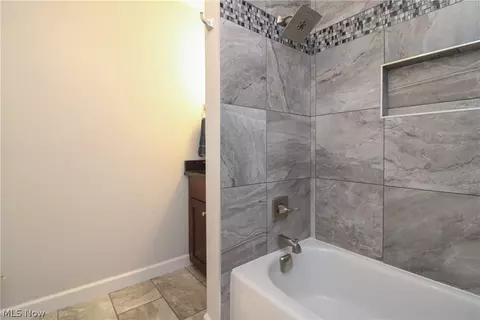 Bath - 452 Rockland Dr, Boardman, OH 44512 photo 5 of 5