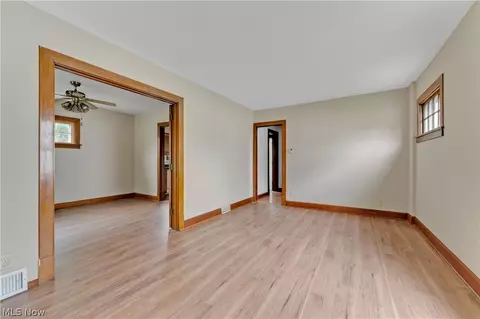 Living - 486 7th St, Struthers, OH 44471 photo 2 of 4