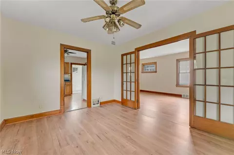 Living - 486 7th St, Struthers, OH 44471 photo 3 of 4