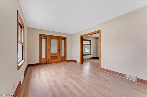 Living - 486 7th St, Struthers, OH 44471 photo 1 of 4