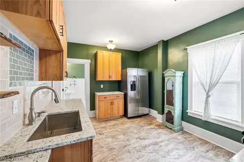 Kitchen - 425 West Ave, Elyria, OH 44035 photo 2 of 4