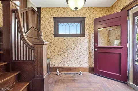 Entry Way - 425 West Ave, Elyria, OH 44035 photo 2 of 7