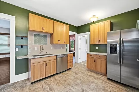 Kitchen - 425 West Ave, Elyria, OH 44035 photo 3 of 4
