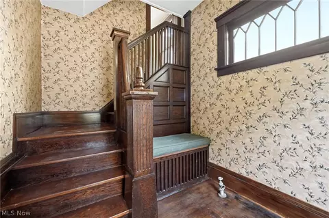 Entry Way - 425 West Ave, Elyria, OH 44035 photo 1 of 7