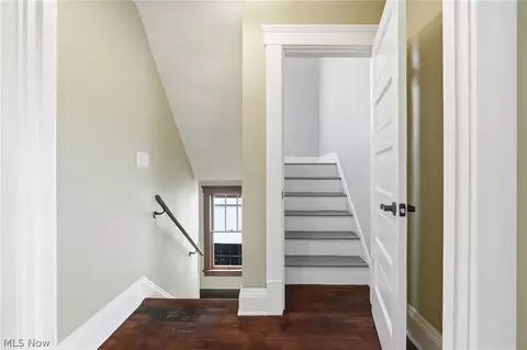 Entry Way - 425 West Ave, Elyria, OH 44035 photo 6 of 7