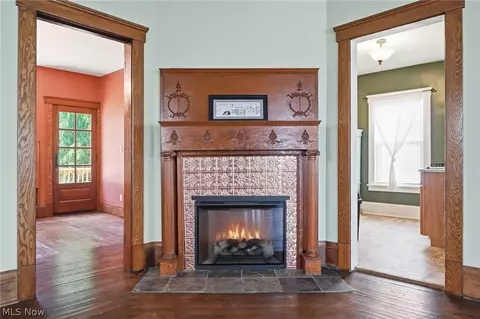 Entry Way - 425 West Ave, Elyria, OH 44035 photo 4 of 7