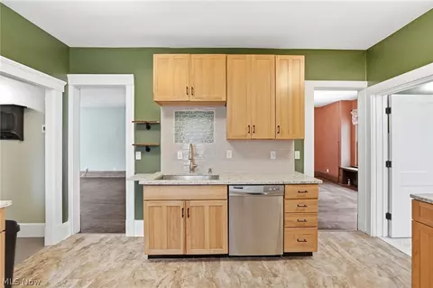 Kitchen - 425 West Ave, Elyria, OH 44035 photo 4 of 4