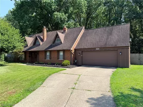 27343 Clinton Dr, North Olmsted, OH 44070