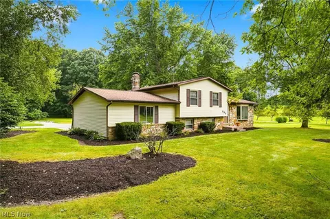 695 Old Forge Rd, Kent, OH 44240