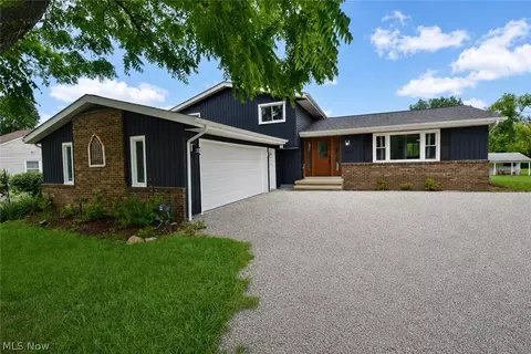 4949 Orchard Dr, Brunswick Hills, OH 44212
