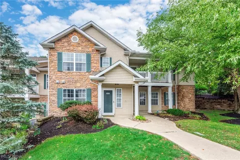 14821 Lenox Dr #221, Strongsville, OH 44136