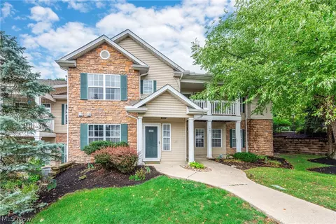 14821 Lenox Dr #221, Strongsville, OH 44136