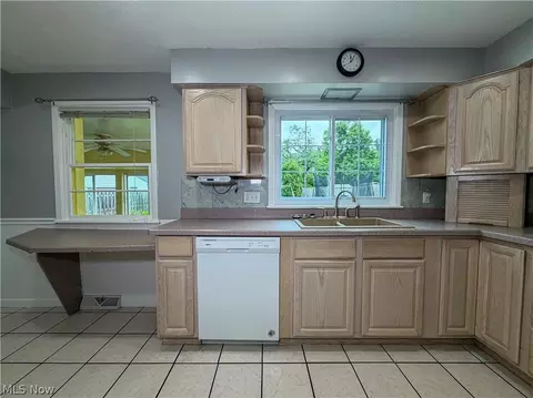 Kitchen - 228 Wolcott Dr, Boardman, OH 44512 photo 3 of 5