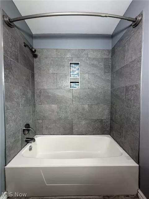 Bath - 228 Wolcott Dr, Boardman, OH 44512 photo 3 of 3