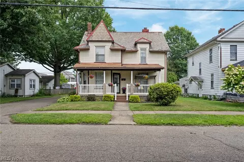 907 11th St NW, New Philadelphia, OH 44663